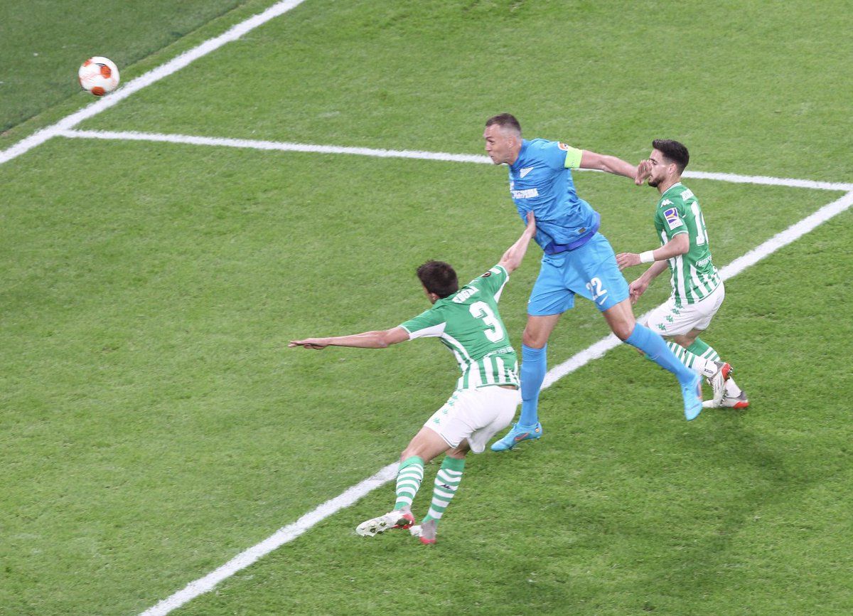 «Зенит» после первого тайма проигрывает «Бетису» в матче 1/16 Лиги Европы, Дзюба и Малком забили по голу