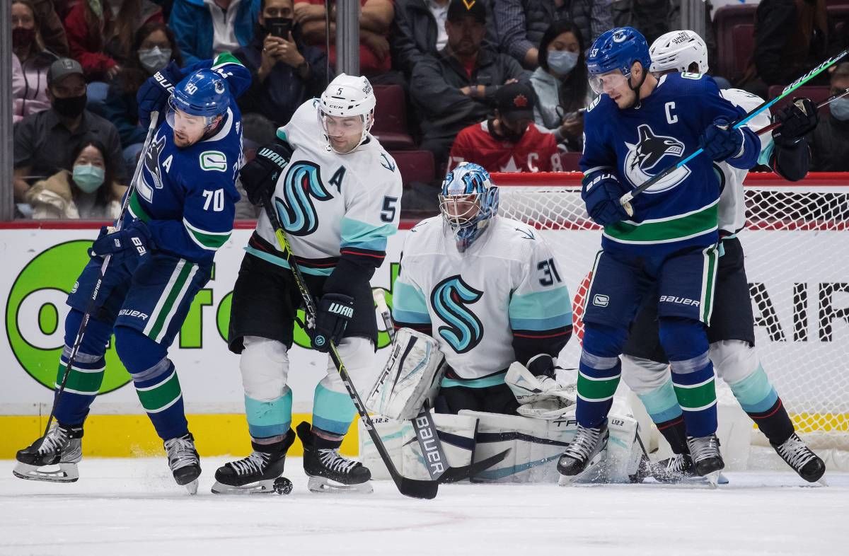 Хоккеисты «Сиэтла» и «Ванкувера» искали шайбу в матче НХЛ, пока их партнеры играли на другой половине площадки