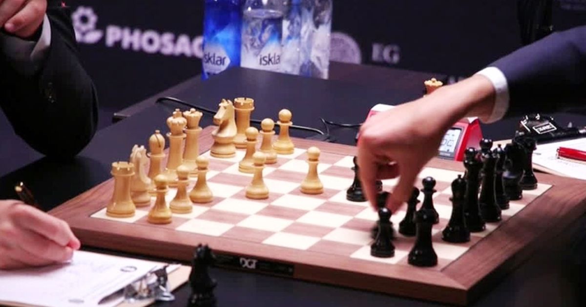 Польский шахматист на эмоциях упал со стула во время ЧМ по блицу: видео