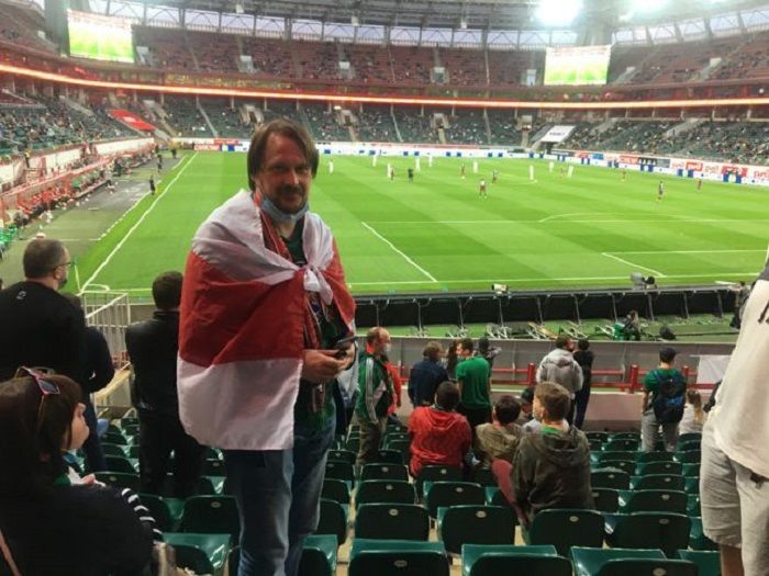 Фанату «Локомотива» грозит штраф до 10 тысяч рублей за флаг в поддержку Белоруссии на матче