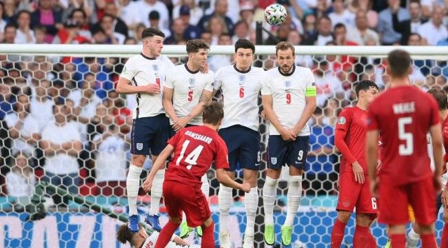 Англия играет вничью с Данией после первого тайма полуфинала Евро-2020