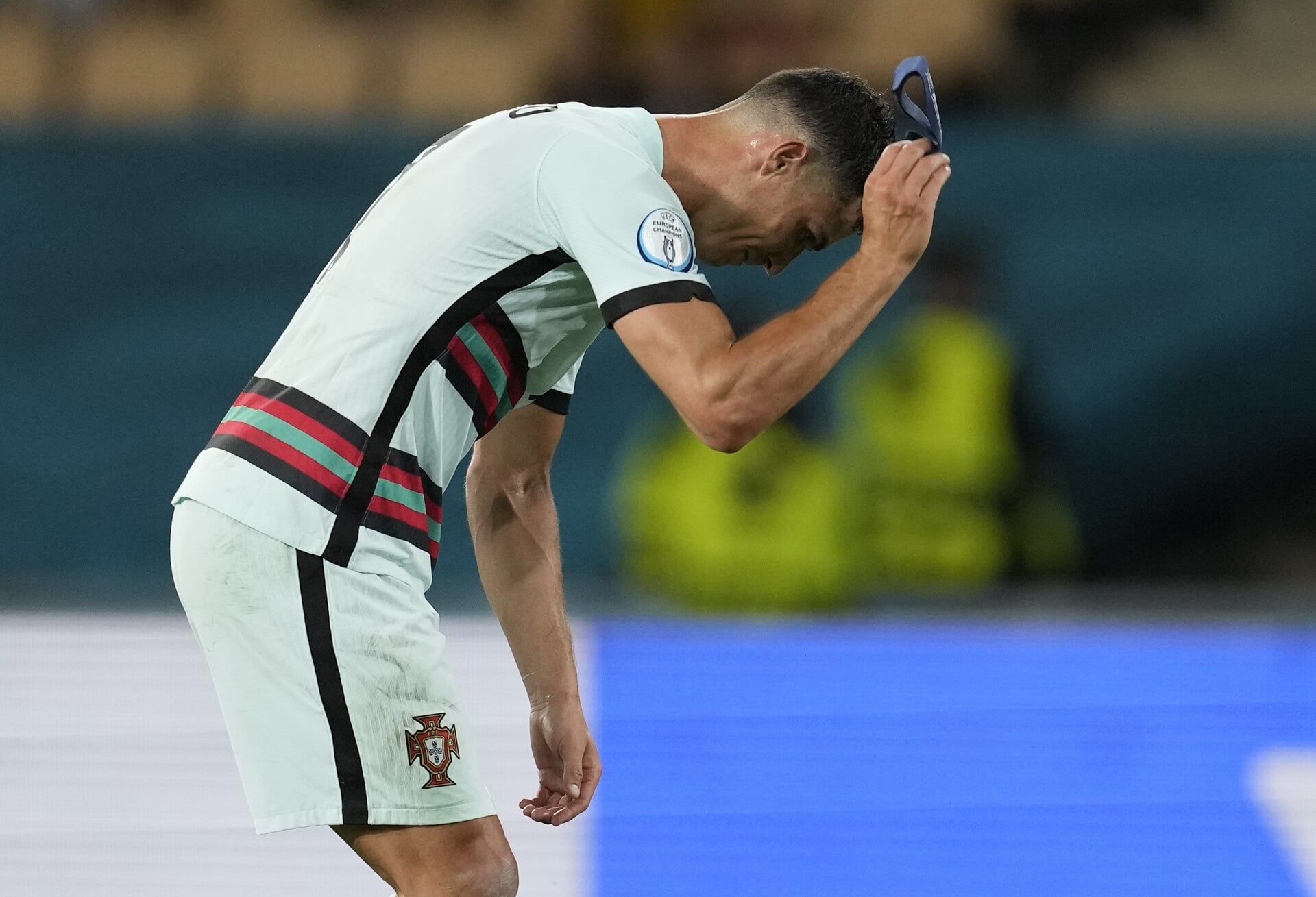 Криштиану Роналду кинул капитанскую повязку на газон после поражения от Бельгии