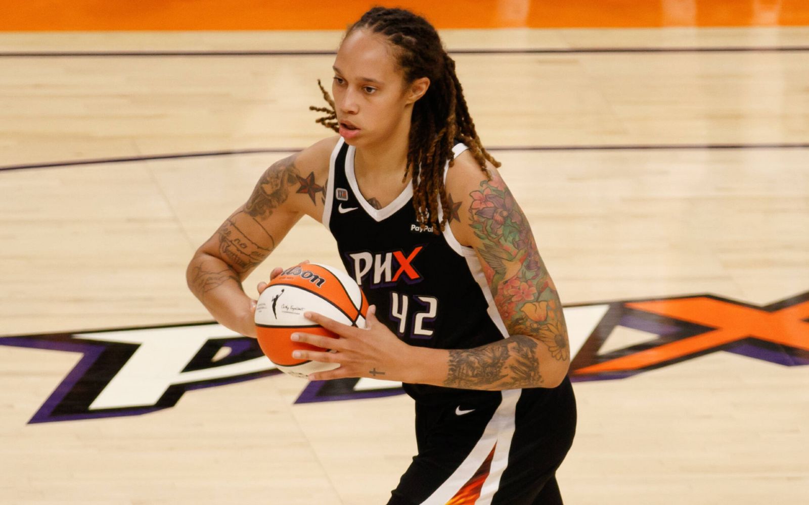 Матч женской НБА начался с акции в поддержку осужденной в России баскетболистки Грайнер
