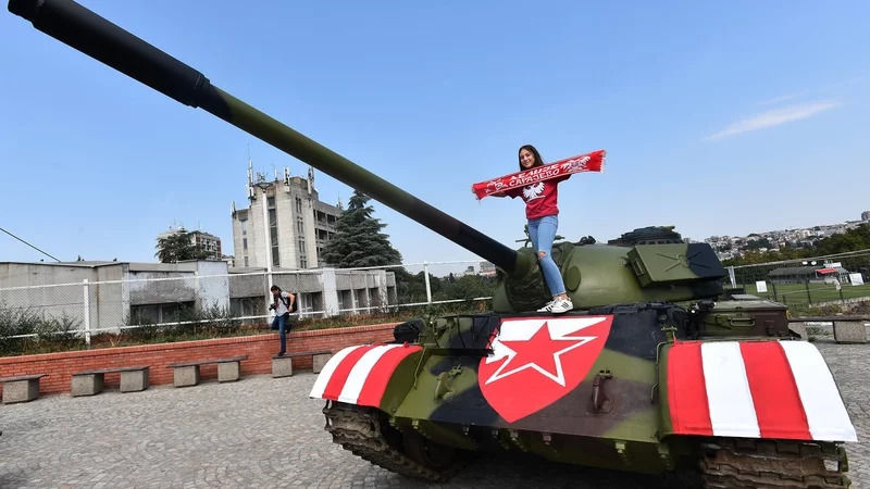 Фанаты «Црвены Звезды» доставили танк к стадиону перед игрой ЛЧ