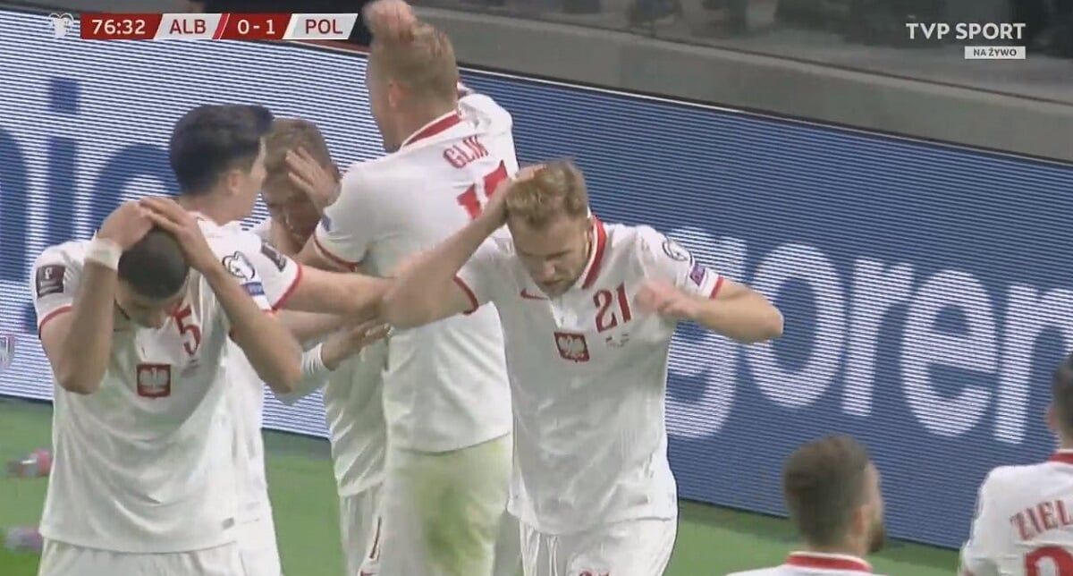 Матч Албания – Польша был прерван на 20 минут; албанские фанаты закидали поляков бутылками после гола