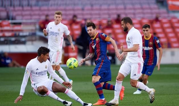«Реал» обыграл «Барселону» благодаря голам Бенземы и Крооса
