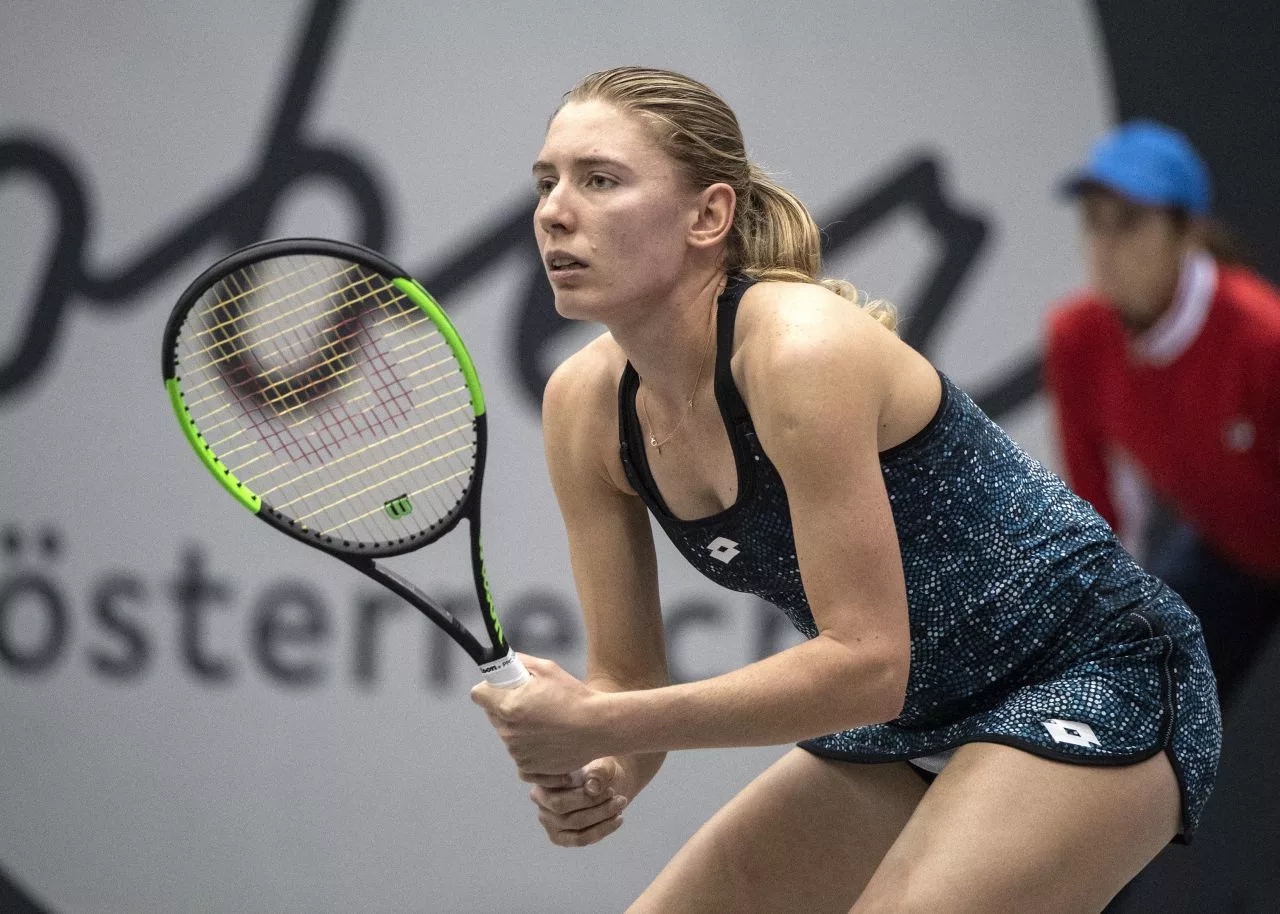 Александрова вылетела с турнира в Мадриде, проиграв Азаренко
