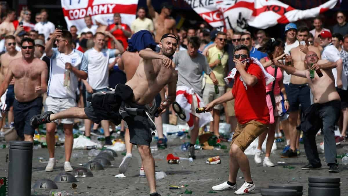 «Мы выследим вас»: Полиция начала задерживать людей, оскорблявших игроков сборной Англии