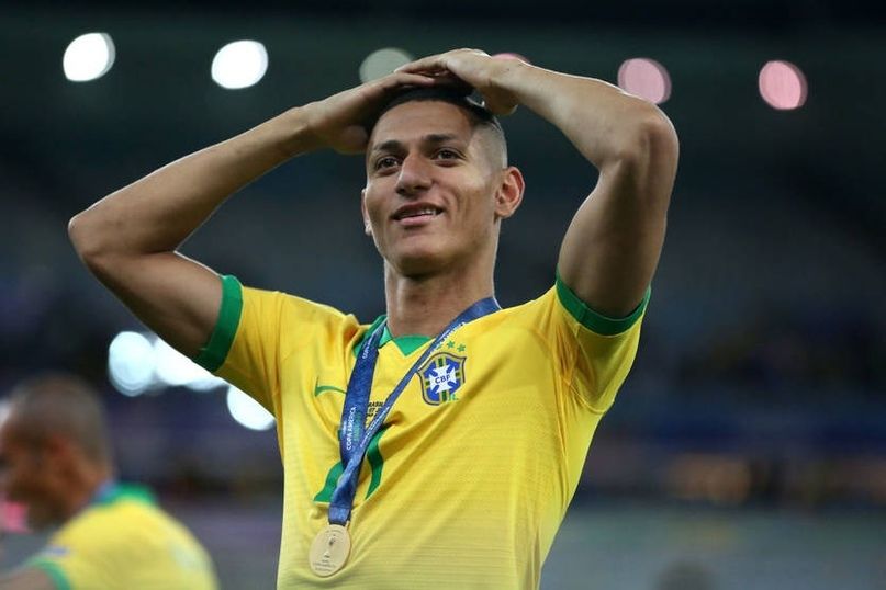 Игрок сборной Бразилии купил 6,4 тонны еды нуждающимся