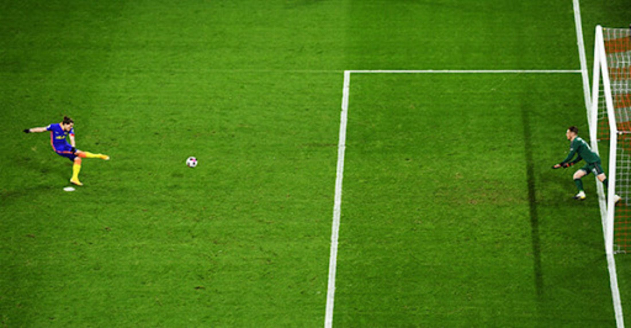 С какого расстояния выполняется пенальти в футболе. 11 Метровый штрафной удар в футболе. Пенальти в футболе. Penalti v futbole. Одиннадцать метровый в футболе.