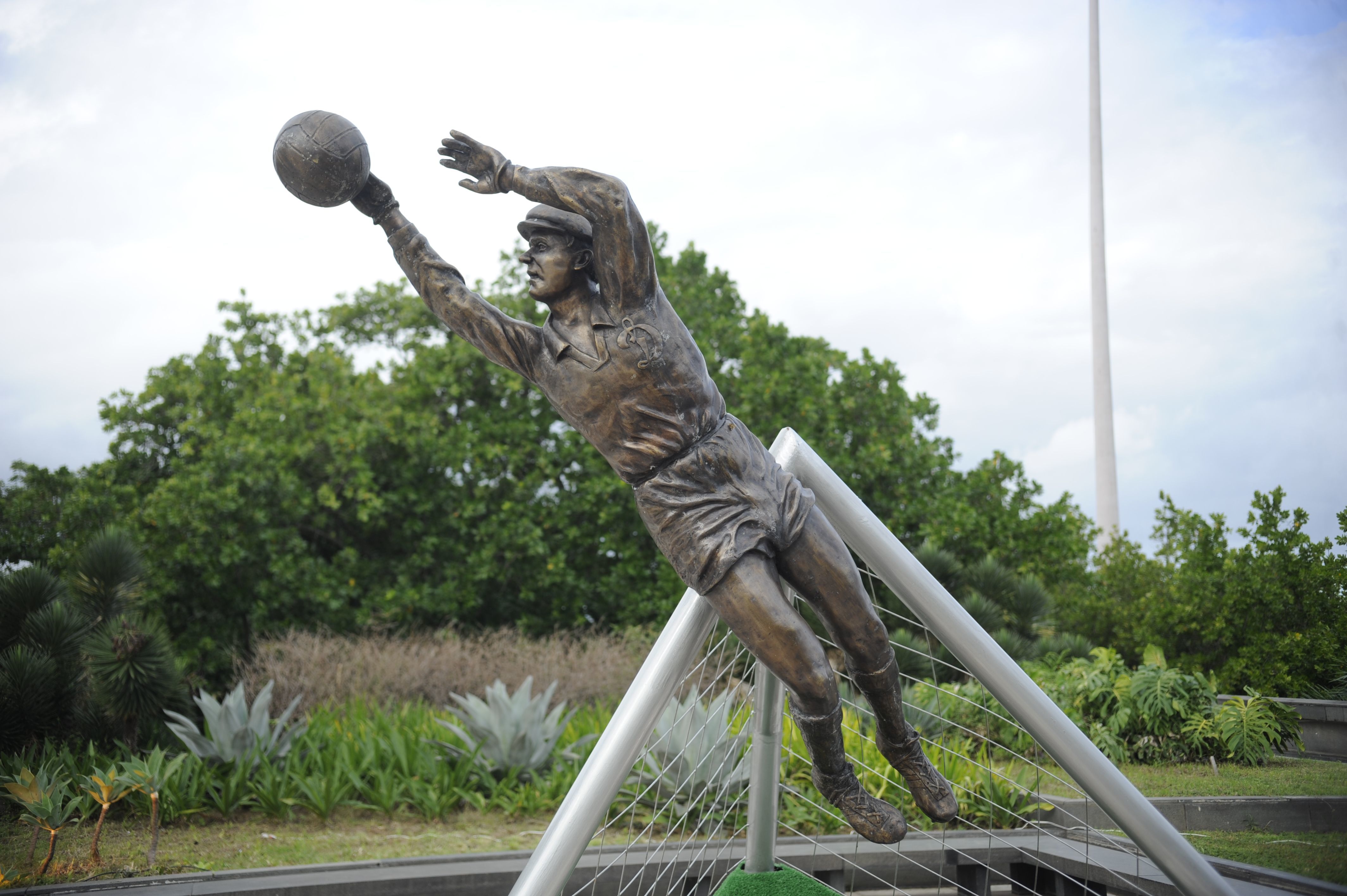 Статуя в честь Яшина в Бразилии