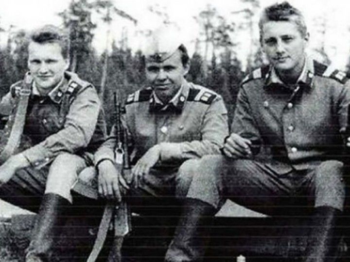 Андрей Тихонов в армии (на фото – справа)